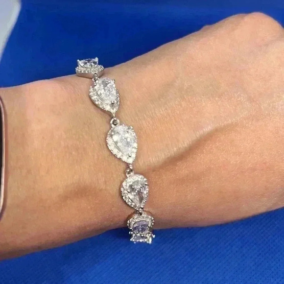 Pear shape cubic zirconia bracelet with halo mounting. - Picture 3 of 5